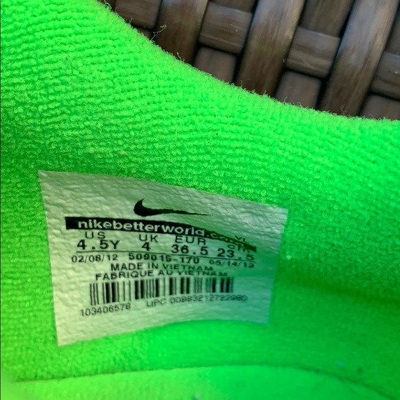 Nike Soccer Clash Collection T90 with Chin Guards - Picture 3 of 6